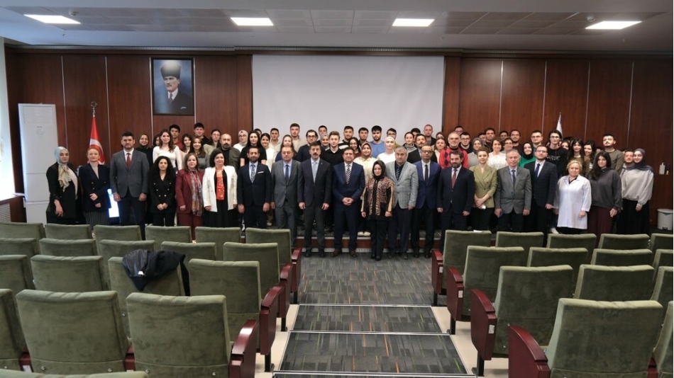 Kütahya Sağlık Bilimleri Üniversitesinde (KSBÜ) Otizm Farkındalık Günü kapsamında düzenlenen etkinlikte, otizmin erken tanısının önemi ve toplumda farkındalık yaratmanın gerekliliği vurgulandı.